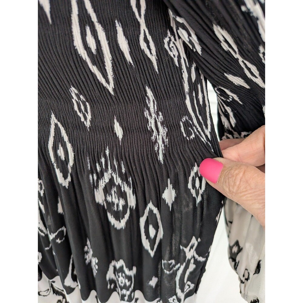 Floral & Ivy Boho Pleated Blouse Women's PL Black White Geo Print Slimming Top - Picture 8 of 13